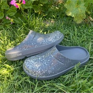Oofos OOclogs Speckled Print